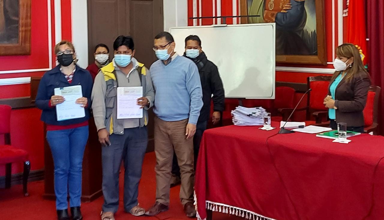 Gobernador de Tarija entrega cheques a los proveedores de la canasta alimentaria