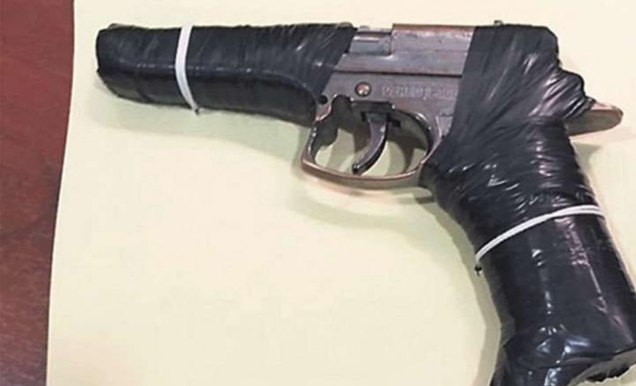 Santa Cruz: Por una selfie cae preso un sujeto con arma de juguete