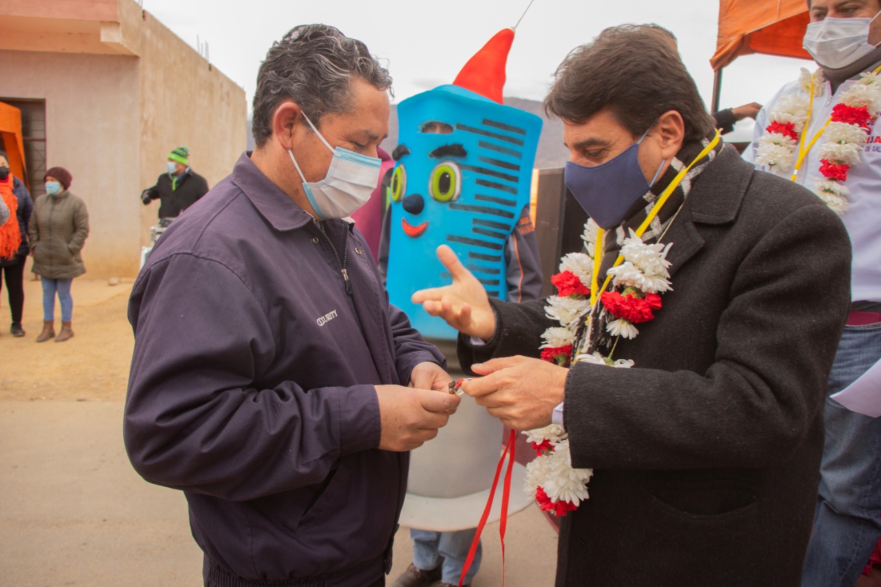 Alcaldía entrega carnet de vacuna contra COVID-19 a vendedoras de los 12 Mercados de la ciudad