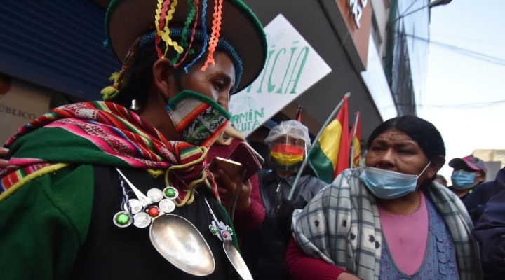 Cocaleros increparon y echaron a Lidia Patty de la Fiscalía de La Paz; la calificaron de “mentirosa”