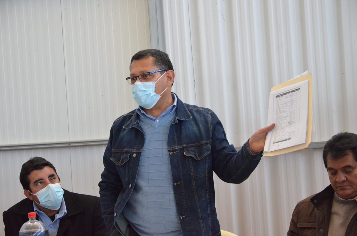 Gobernador de Tarija inspeccionó fábrica de tubos en Calamuchita
