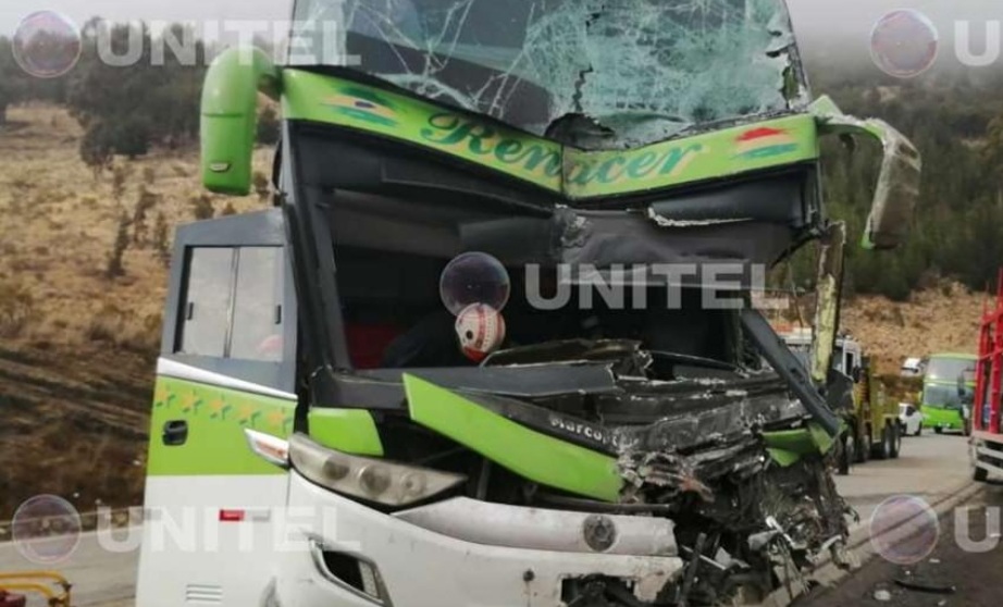 Un muerto tras chocar un bus con un camión en la carretera Cochabamba – Santa Cruz