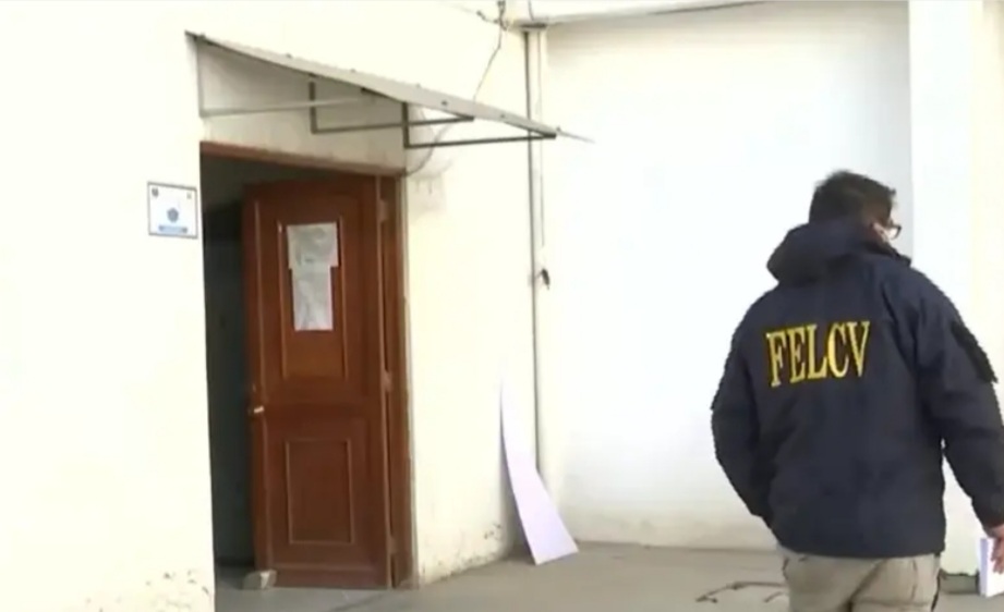 Sujeto hallado con su hijo muerto en un internet lo había raptado tras golpear a la madre del menor