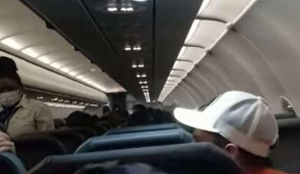 Atan a pasajero de avión con cinta adhesiva tras acosar y manosear a dos azafatas