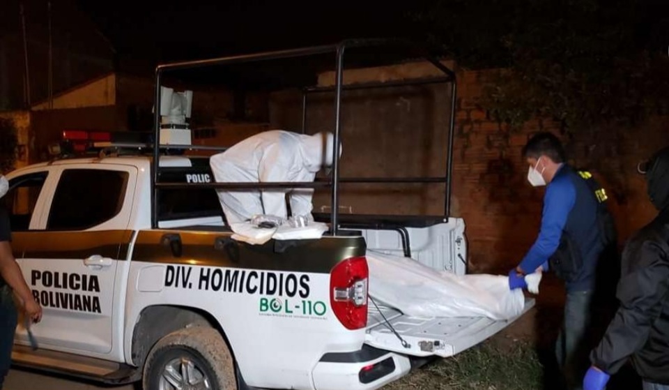 Lanzan desde un auto a un hombre muerto a puñaladas y lo abandonan en una acera