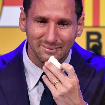 Messi llora en su despedida del Barcelona