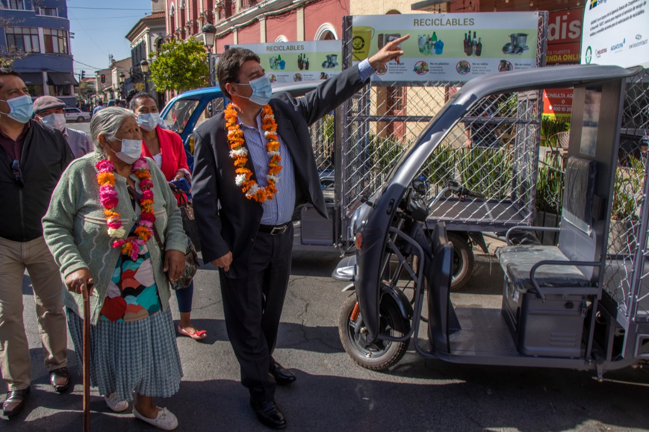 Alcalde Torres entrega 15 motocarros eléctricos para el recojo de basura y residuos reciclables