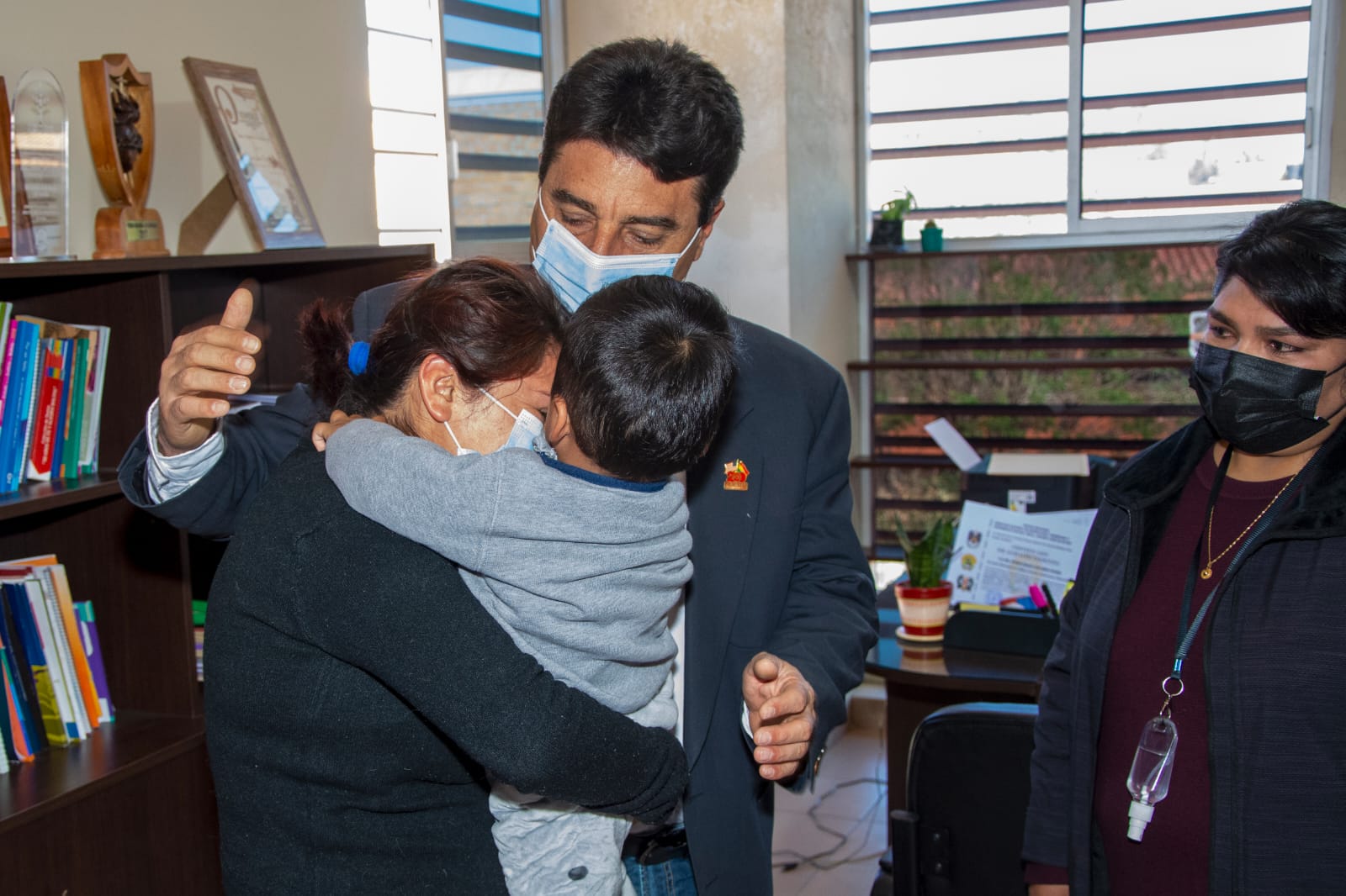 Alcalde “devuelve” a un bebé a su madre adoptiva y sienta precedente con despido de funcionarios municipales