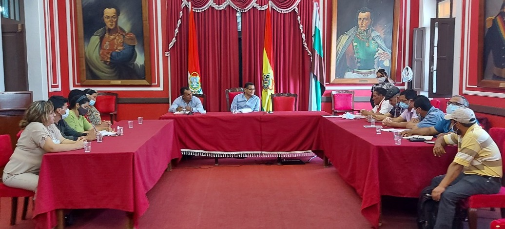 Gobernador de Tarija plantea un programa para cambiar tubería de riego de San Jacinto