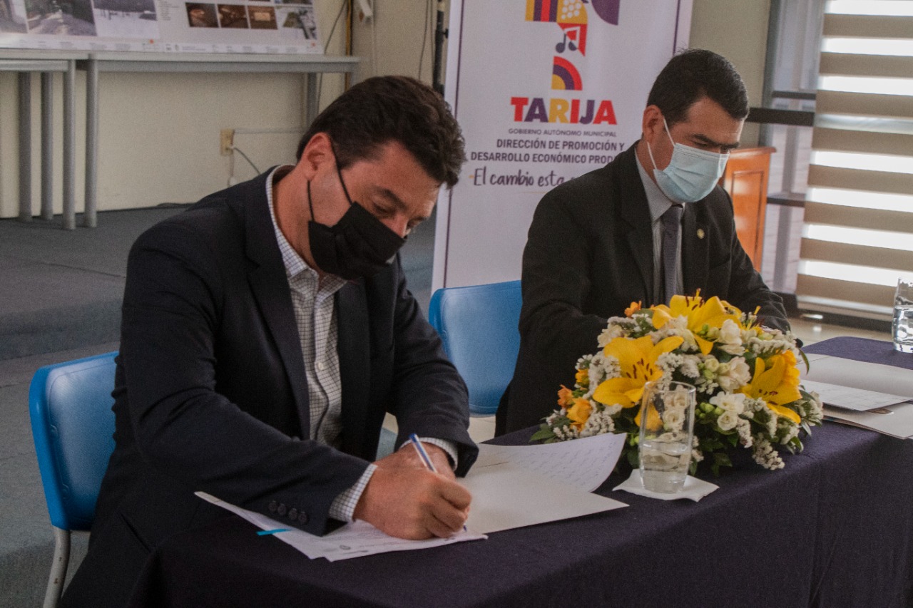 Alcaldía de Tarija junto a UCB firman tres convenios para potenciar estudios académicos