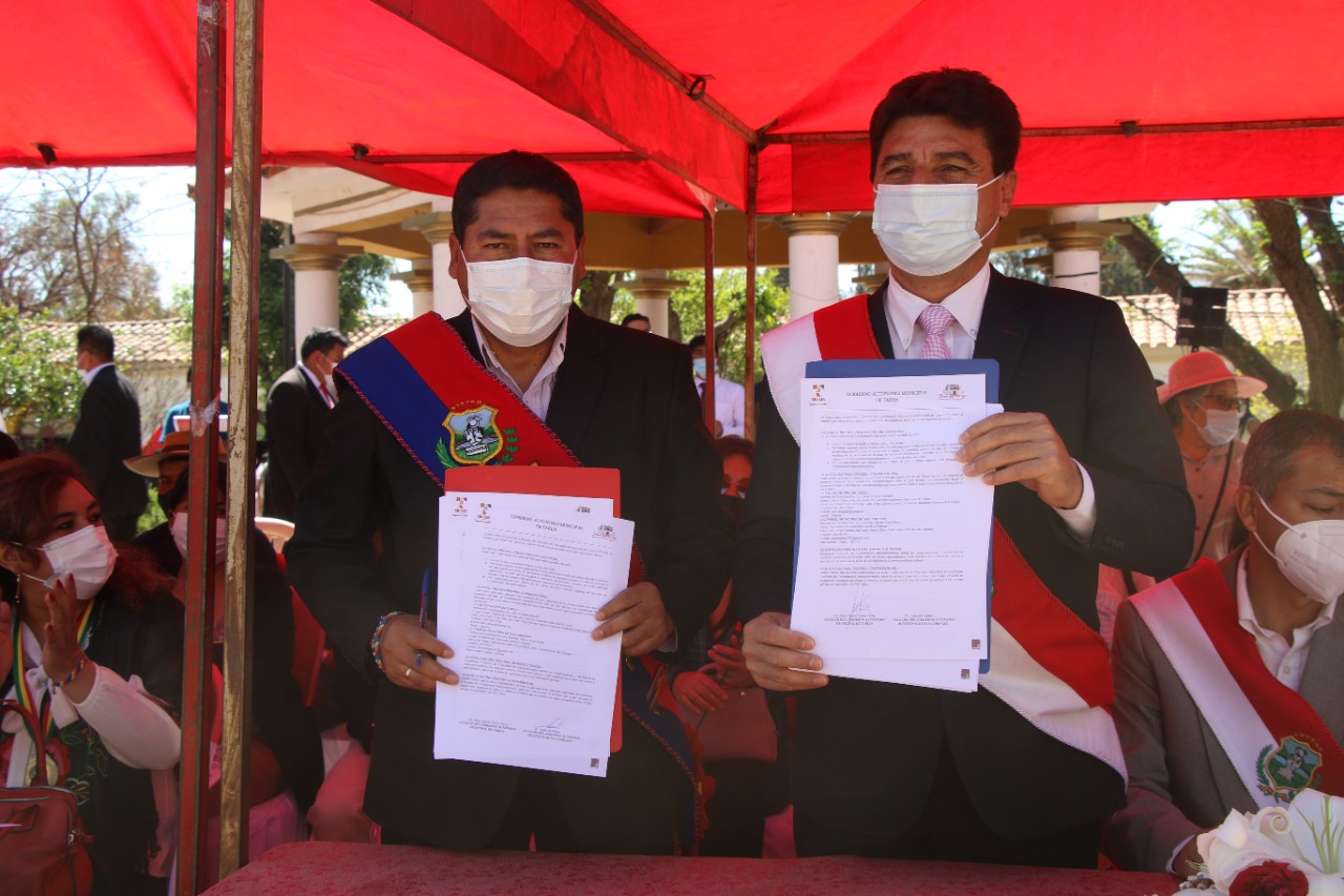 Torres y Ramos firman convenio para trabajar en área de turismo, desarrollo productivo y recojo de basura