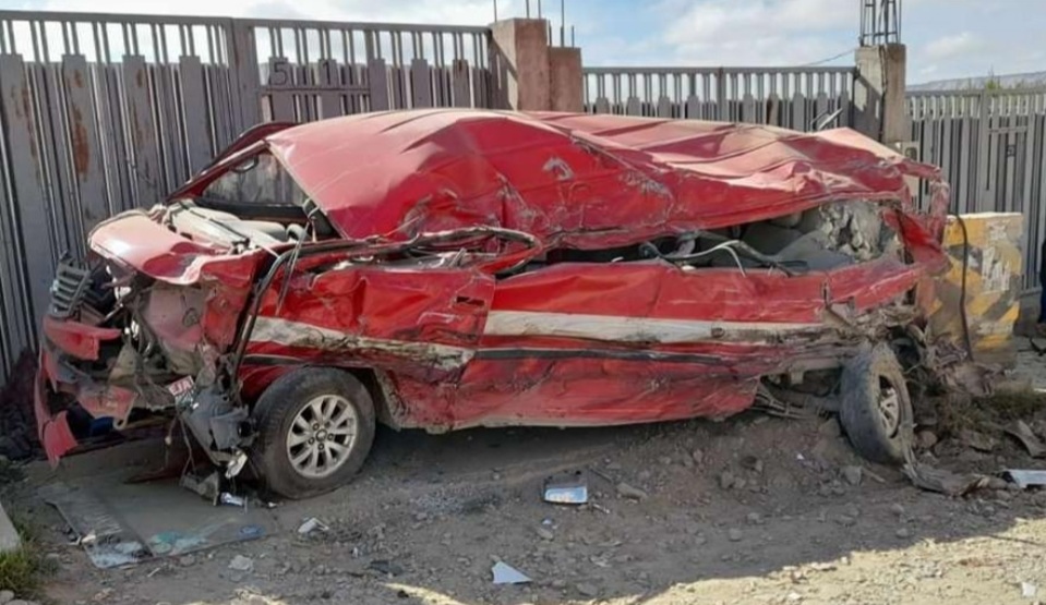 Camión cisterna perdió el control e impactó con dos minibuses en Achocalla