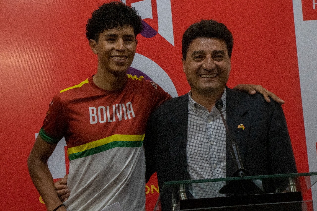 Alcalde Torres apoya a ciclista tarijeño que buscar ganar el campeonato mundial en Bélgica