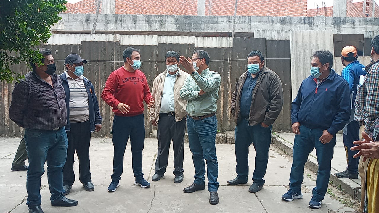 Gobernador compromete continuidad de construcción de colegios en Bermejo