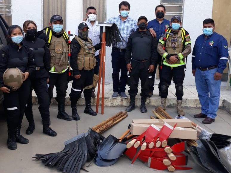 Gobernación renovó material para sofocar incendios a bomberos voluntarios de Tarija