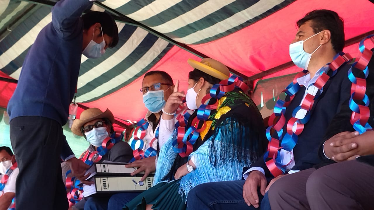 Gobernador compromete proyectos de agua para Iscayachi en su aniversario
