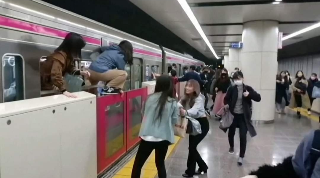 Pánico en Japón: un hombre vestido de Joker apuñaló a 17 personas en un tren de Tokio