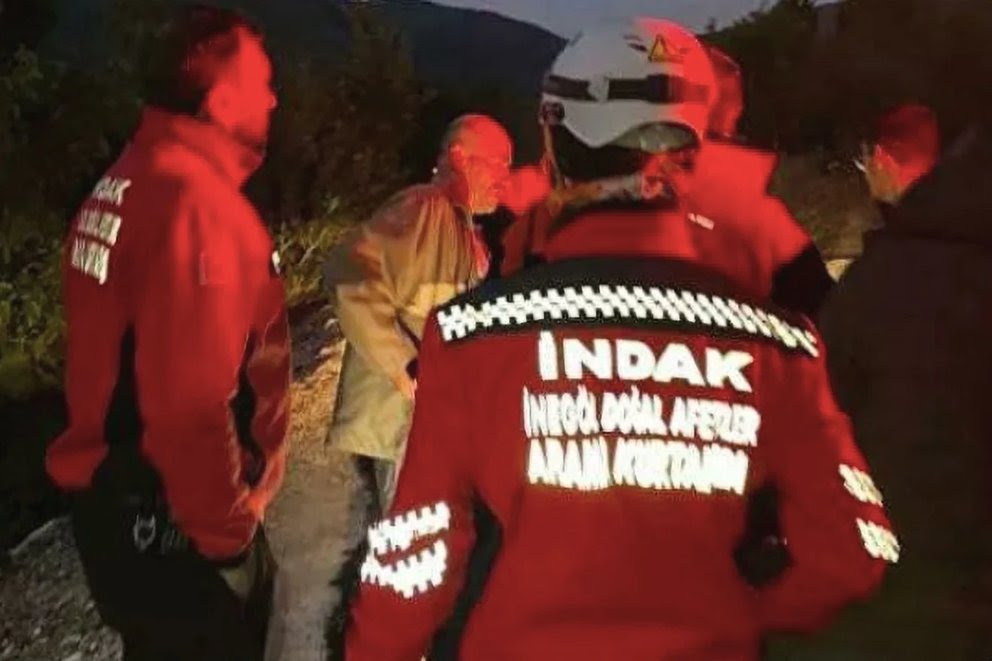 Un hombre borracho se unió durante horas a una misión de rescate sin darse cuenta de que era él la persona perdida a quien buscaban