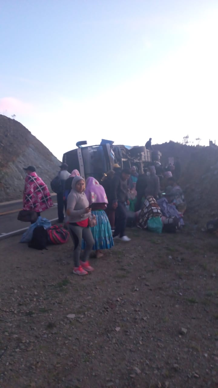 Tarija: Vuelco de costado de bus de la empresa Sama deja unas 17 personas heridas