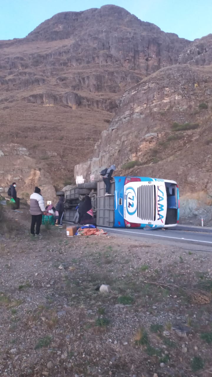 Policía de Tarija confirma 22 heridos en vuelco de bus de la empresa Sama