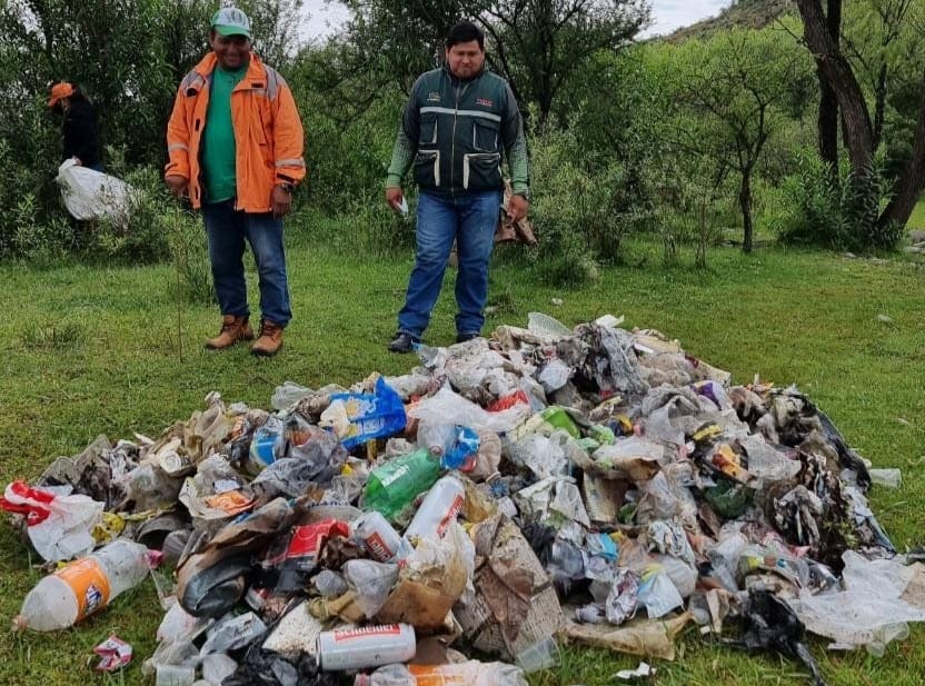 La Alcaldía junto a los comunarios de Bella Vista realizaron una exitosa campaña de limpieza del río