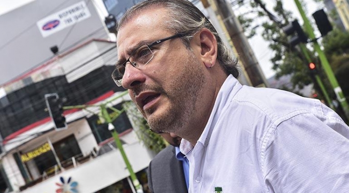 Cívicos denuncian que intentan aprehender a Rómulo Calvo para llevarlo a La Paz
