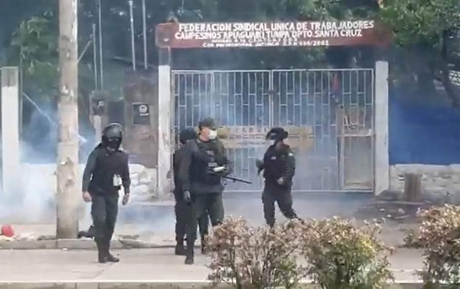 Se registran enfrentamientos en la sede de los trabajadores campesinos de Santa Cruz