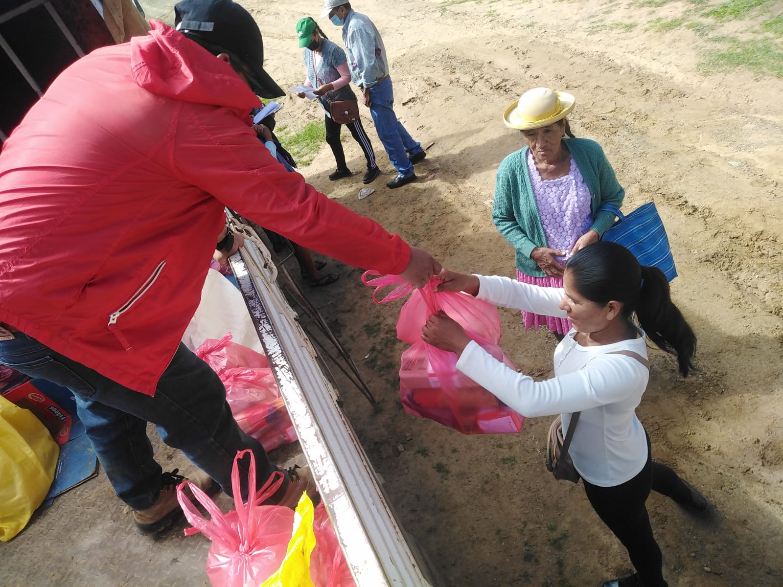 Bloqueos impiden entrega de canasta alimentaria en el área rural de Tarija