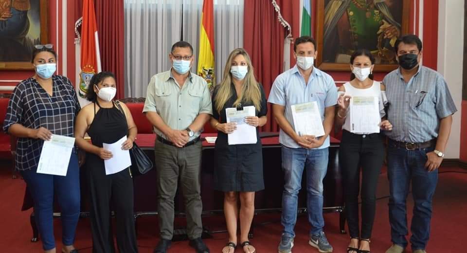 Gobernación entregó cheques a proveedores de la canasta del adulto mayor