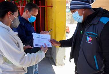 Opositores critican que el Gobierno retroceda en la exigencia del carnet de vacunación