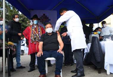 Choquehuanca se vacuna en medio de un sahumerio; llama a protegerse con la medicina tradicional y farmacológica