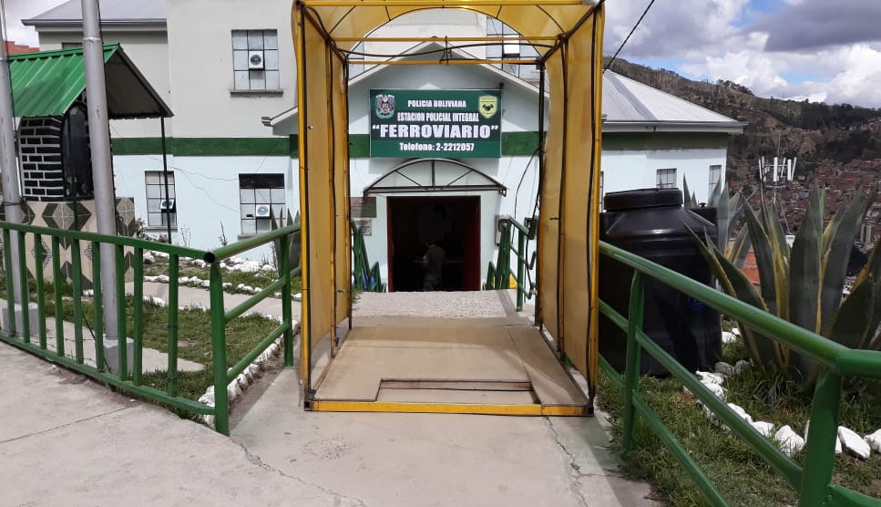 Realizan prueba de antígeno nasal en estación policial y casi la mitad de efectivos sale positivo
