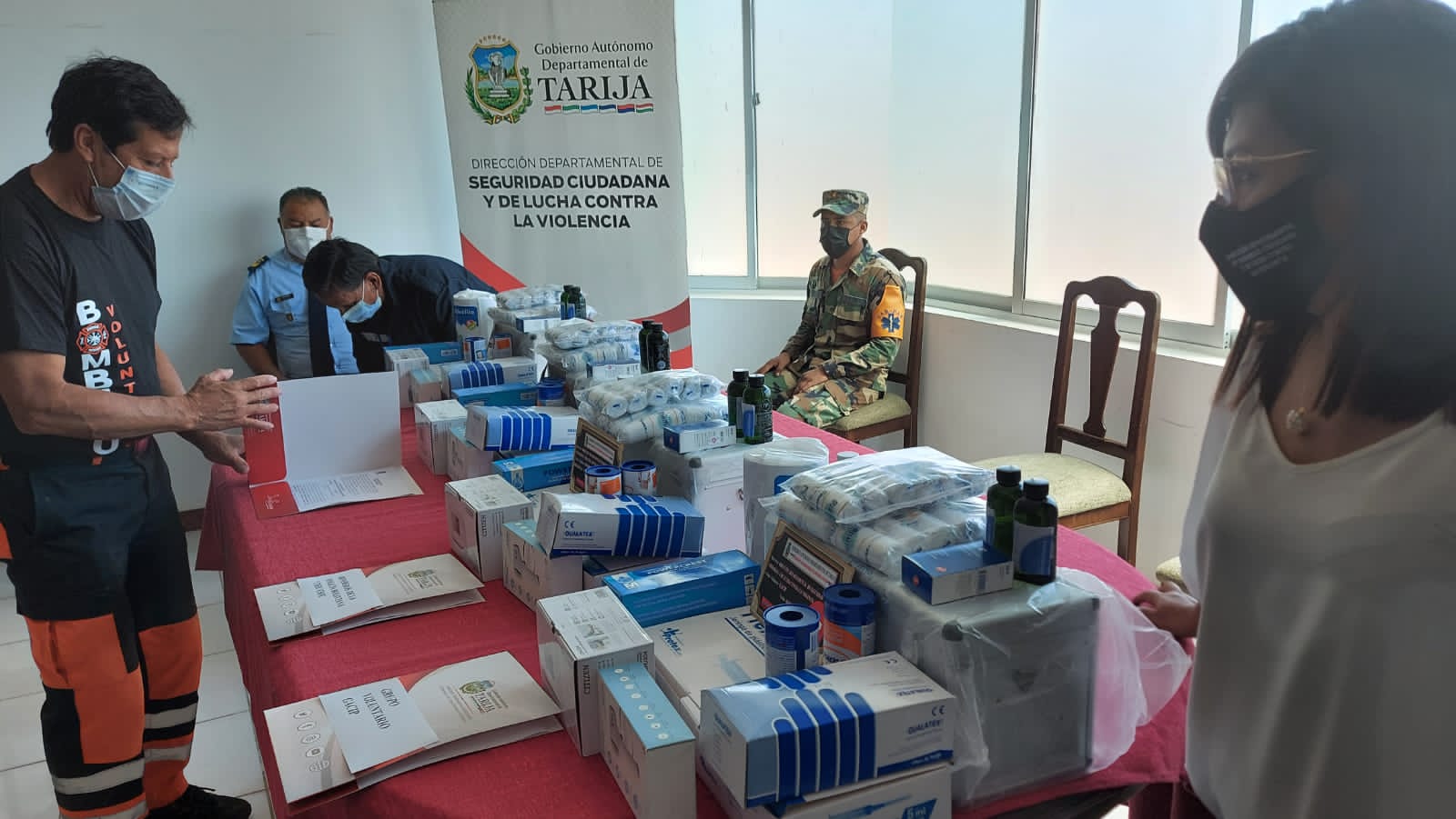 Seguridad Ciudadana de la Gobernación de Tarija entrega botiquines a grupos voluntarios