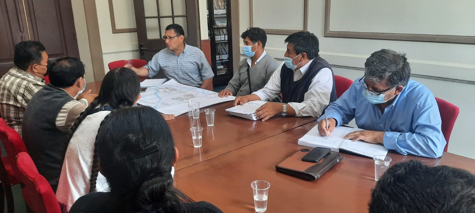 Gobernador de Tarija comprometió asfaltado en Obrajes y mantenimiento de caminos