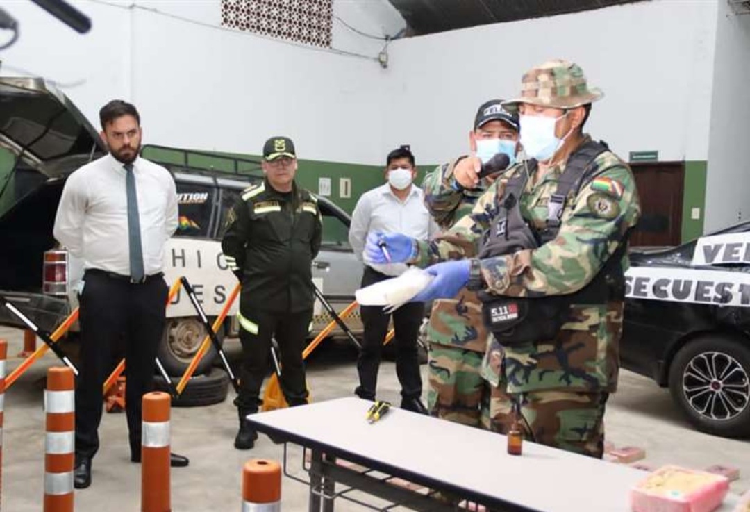 Policías se enfrentan a tiros con los narcos, secuestran dos helicópteros y destruyen un megalaboratorio de droga