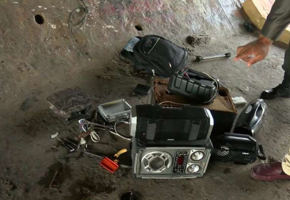 Celulares, billeteras y tablets son encontrados en operativo en canales de drenaje en Santa Cruz