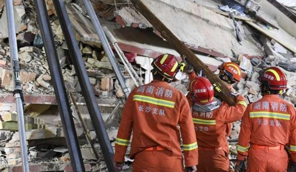 Decenas de personas atrapadas y desaparecidas en derrumbe de edificio en China
