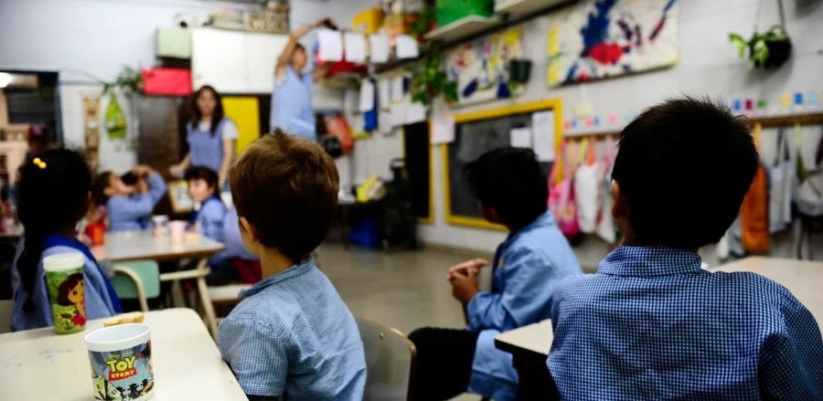 Niños de un kinder terminan ebrios luego de que una menor compartió tequila en el recreo
