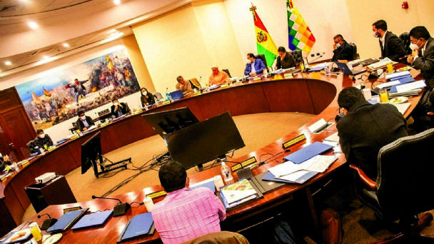 El “evismo” instruye que hasta ministros pasen curso ideológico