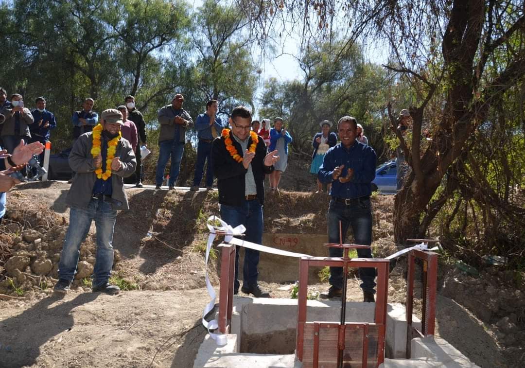 Gobernación entregó sifones y canales de agua a regantes de Cercado y Uriondo