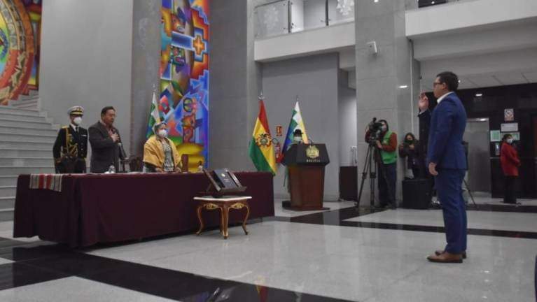Arce deja de levantar el puño izquierdo y se distancia de Evo