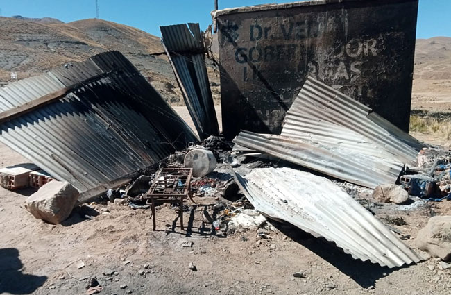 En Oruro, mineros atacan y queman carpas de comunarios que protestaban por contaminación