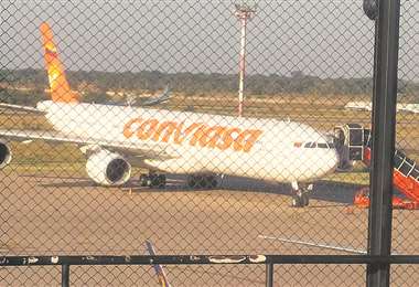 Un avión venezolano-iraní trajo pasajeros a Santa Cruz en tránsito a Argentina