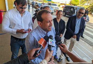 Camacho critica las versiones confusas ofrecidas por la Policía sobre el asesinato de los tres efectivos