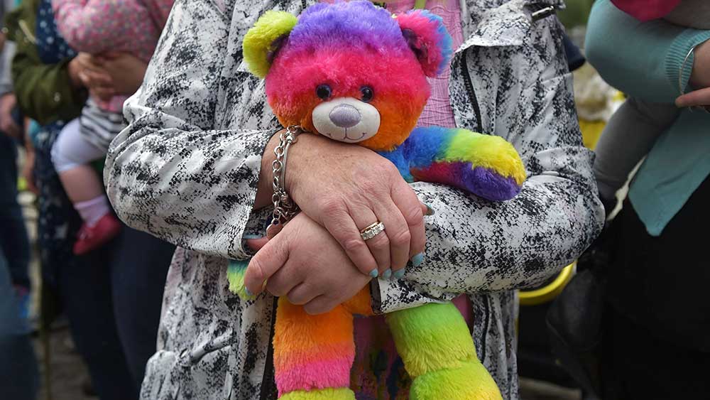 Arabia Saudí incauta juguetes y ropa para niños con los colores del arcoíris porque ‘fomentan la homosexualidad’