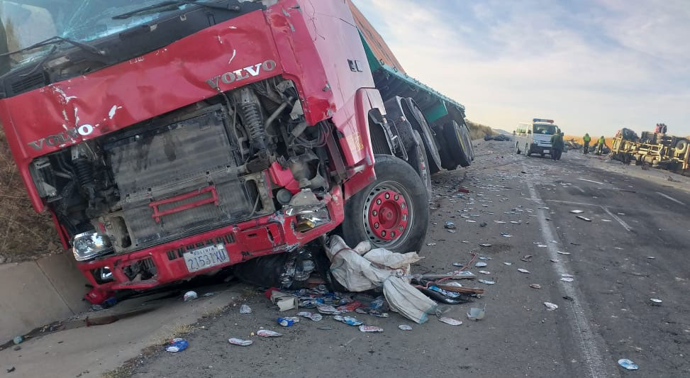 Triple colisión entre camiones deja dos fallecidos en la ruta La Paz-Oruro