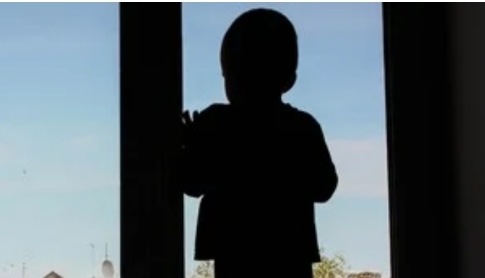 Policía encuentra a niño que escapó de su casa utilizando una cuerda y colchones