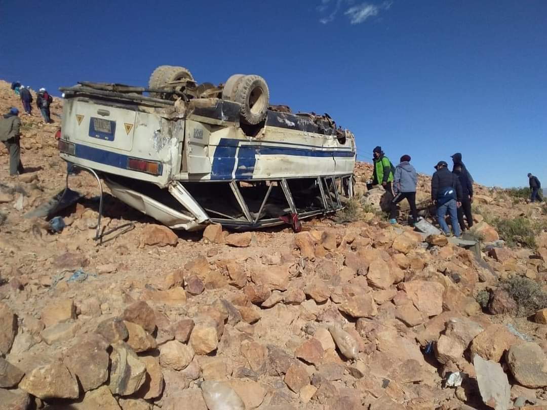 Potosí: Un bus se embarrancó en Cerro Chico, hay 20 mineros heridos