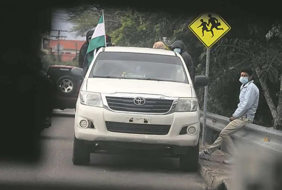 La camioneta blanca es oficial y estuvo en casa de Jhonny antes del ataque
