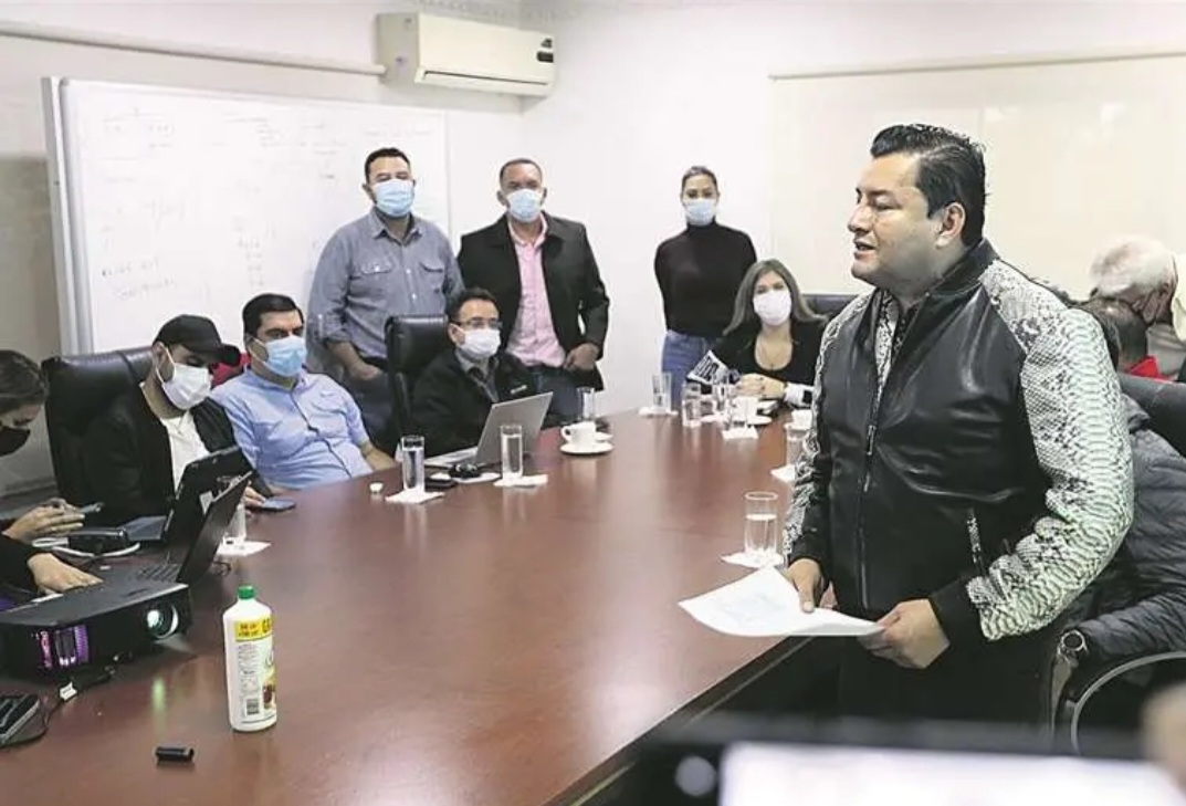 El gabinete de Jhonny se cae tras uso ilegal de vehículos municipales y tensiones por el censo